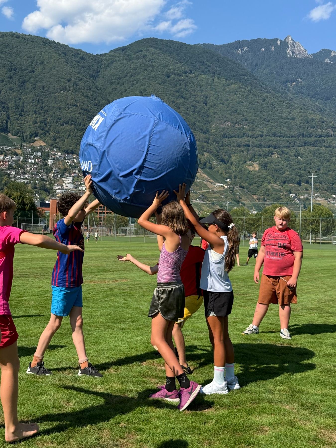 Kin-Ball-Spiel auf der Wiese vor den Tessiner Bergen
