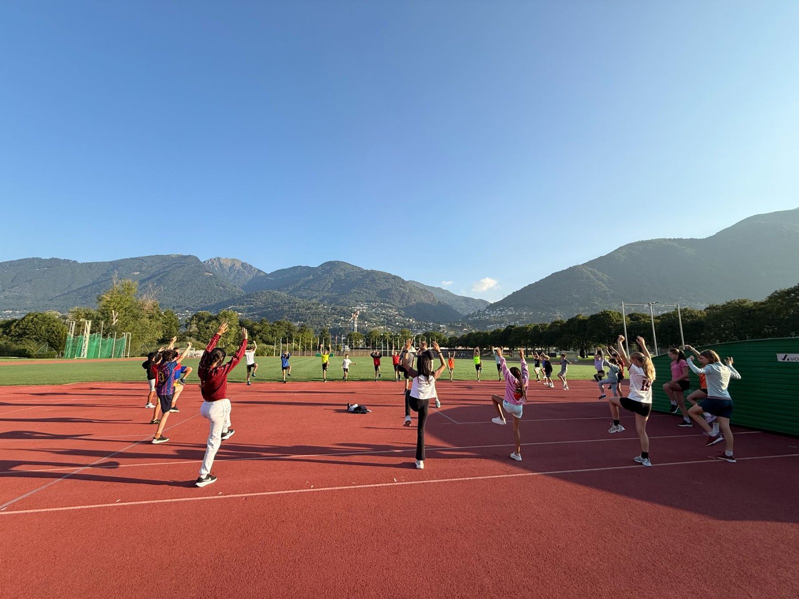 Morgensport auf der Laufbahn mit Blick auf die Tessiner Berge