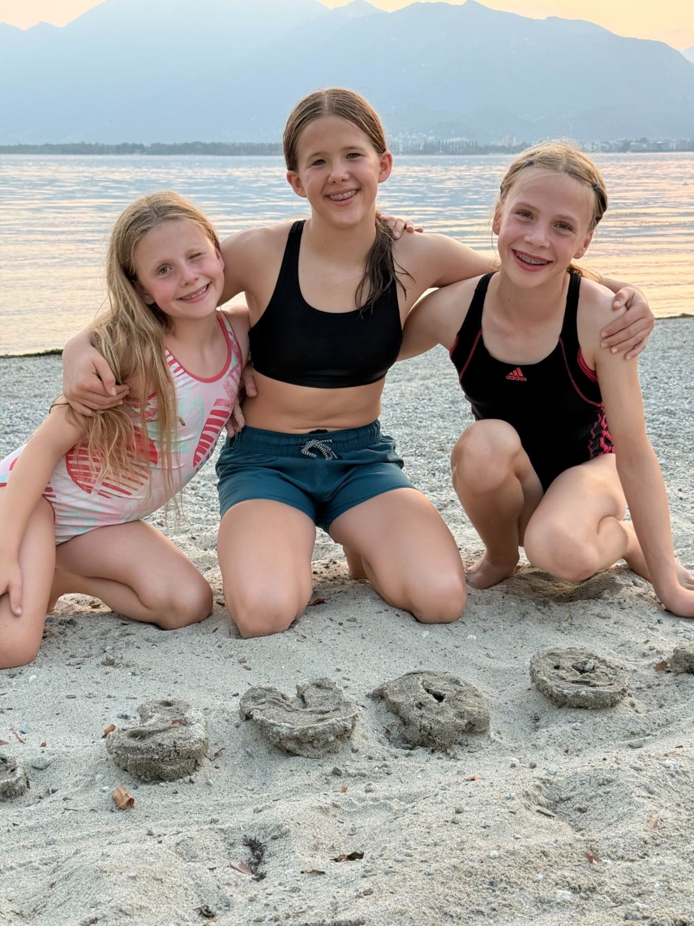 Teilnehmerinnen am Sandstrand des Lago Maggiore