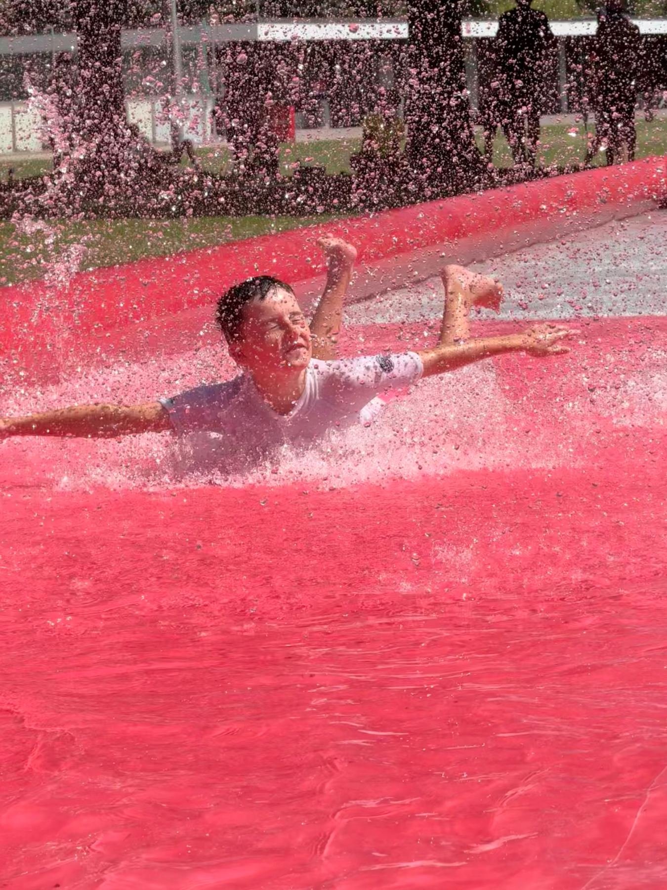 Junge auf der Wasserrutschbahn im Centro Sportivo Tenero